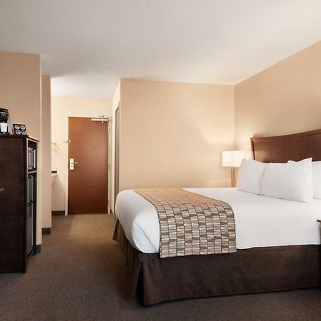 Travelodge By Wyndham Пинчер-Крик Экстерьер фото